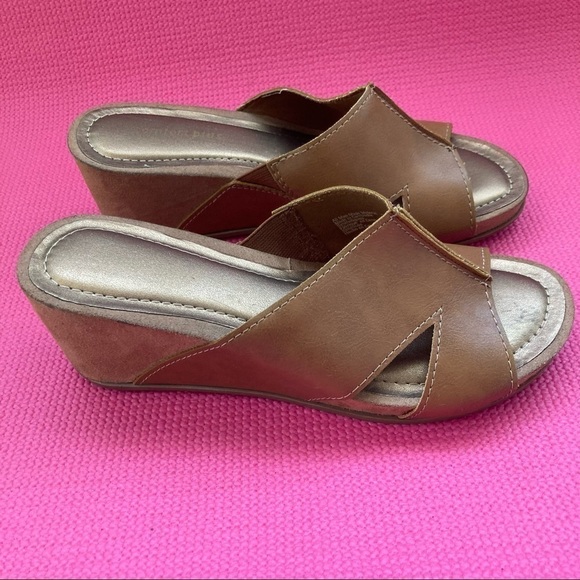 COMFORT PLUs Tan faux leather 2.75" WEDGE HEEL SLIP ON SANDALS SZ  7.5 - Picture 1 of 7